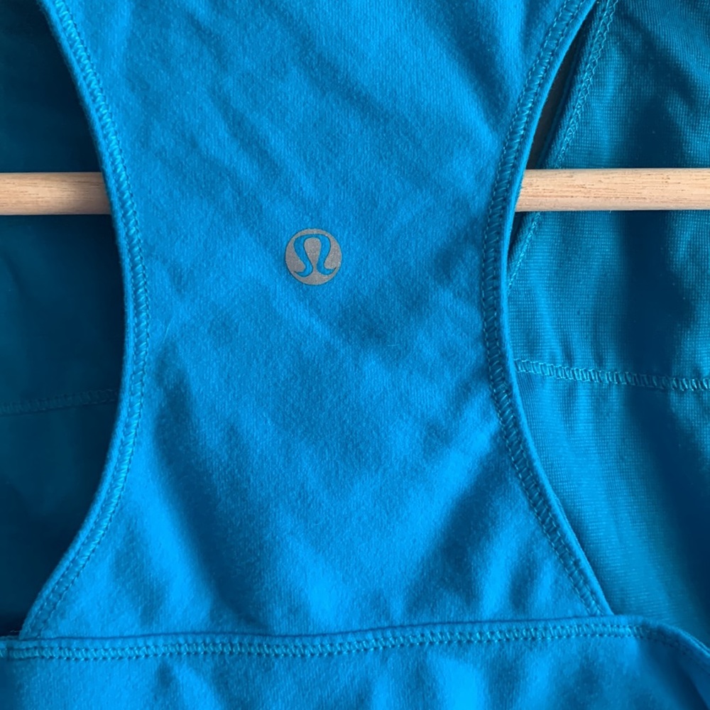 Lululemon blue sunset v neck tank with bra - Picture 4 of 4